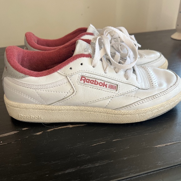 Women’s 7 Reeboks - Picture 1 of 4